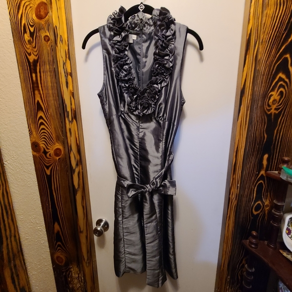 London Times Dress, size 8. Pretty silvery grey ruffled around neck line - Picture 3 of 9